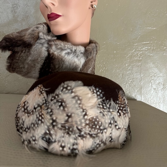 LOVELY 1950s\' BROWN FELT CAP WITH FEATHERS